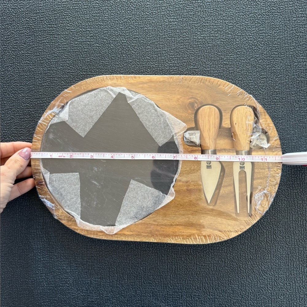 NWT⭐️⭐️⭐️Cheese Board with‎ Knife Set​